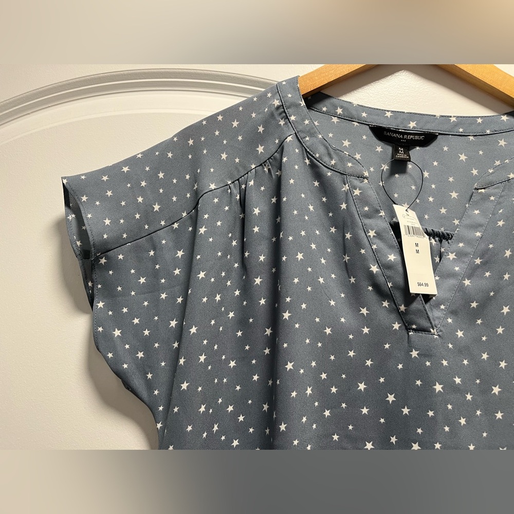 NWT - Banana Republic Factory, blue and white Star Print Top, size M - Picture 2 of 10